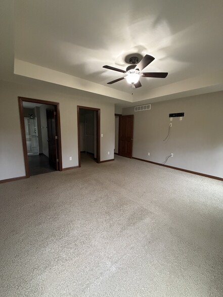 Building Photo - 2701 E Glenhurst Ln