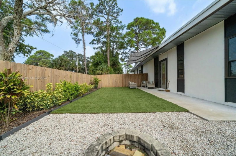 Building Photo - 2816 India Palm Dr