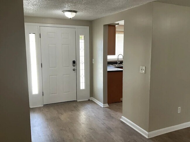 Building Photo - 3208 Saddlebrook Ave