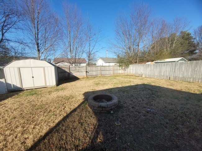 Building Photo - $1250 - 3 Bedroom 1 Bath Home offering Sunroom!