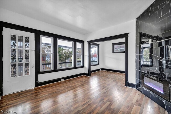 Building Photo - 12001 Oakview Ave