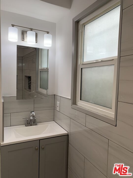 Building Photo - 1416 W 46th St