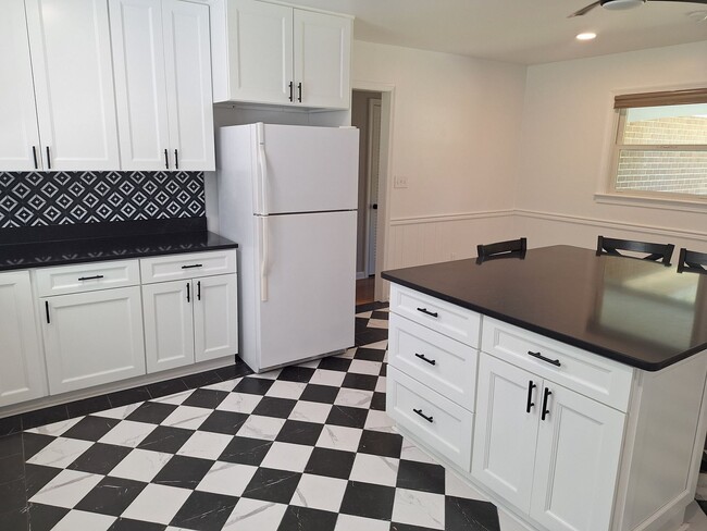 Building Photo - 3 bedroom /2 full bathroom- Yorktown