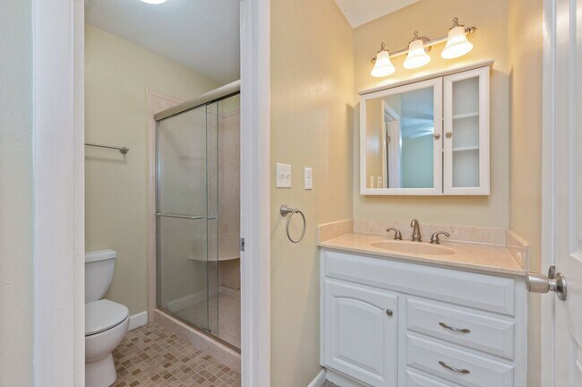 Building Photo - Updated 3 Bedroom in Great Location!