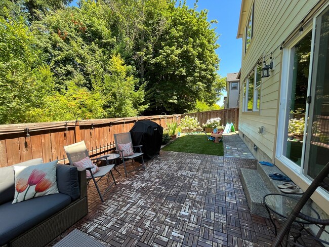 Building Photo - Beautiful 4Bd + 2Ba With Gorgeous Green Vi...
