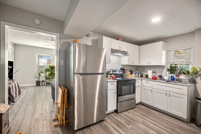 Building Photo - Fully Renovated 2 bed 1 bath in Grand Prai...