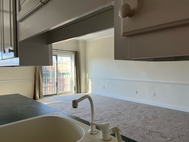 Building Photo - 212 Middle St