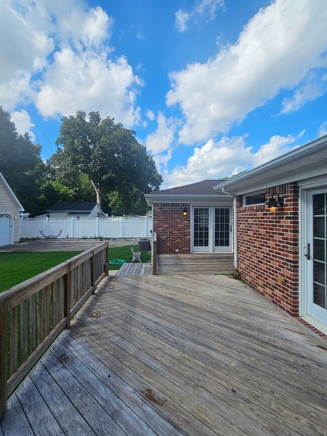Building Photo - 1068 Sharon Dr