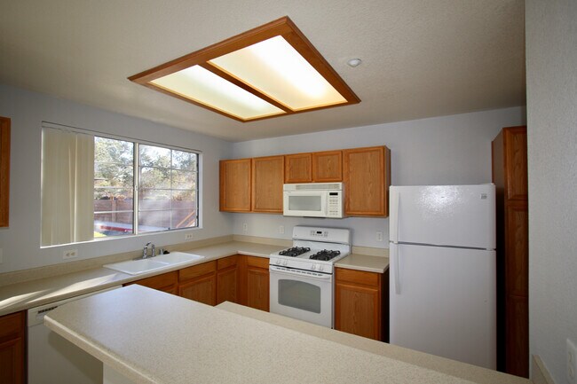 Building Photo - Beautiful 2BR / 2BA Renovated / Modern Con...