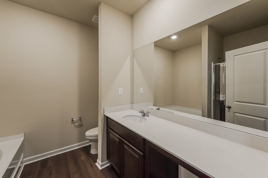 Building Photo - 425 Clover Cir