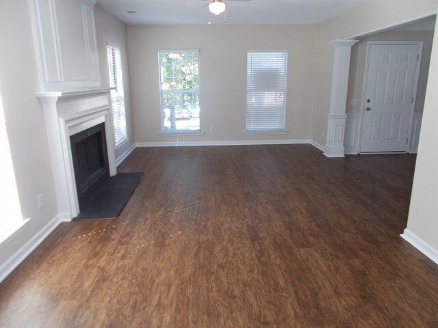 Building Photo - 221 Aylesbury Ln