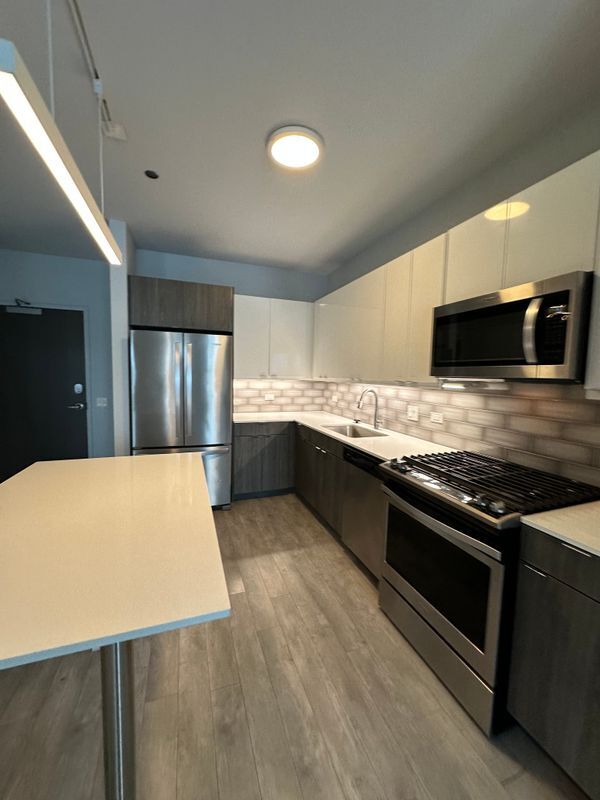 Building Photo - 1025 W Addison St