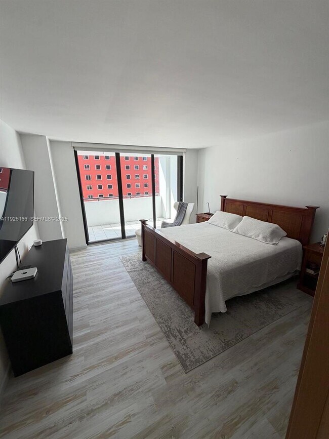 Building Photo - 1581 Brickell Ave