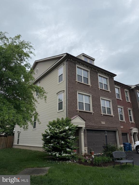 Building Photo - 42218 Castle Ridge Square