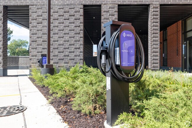 Building Photo - 8044 Pine Ct