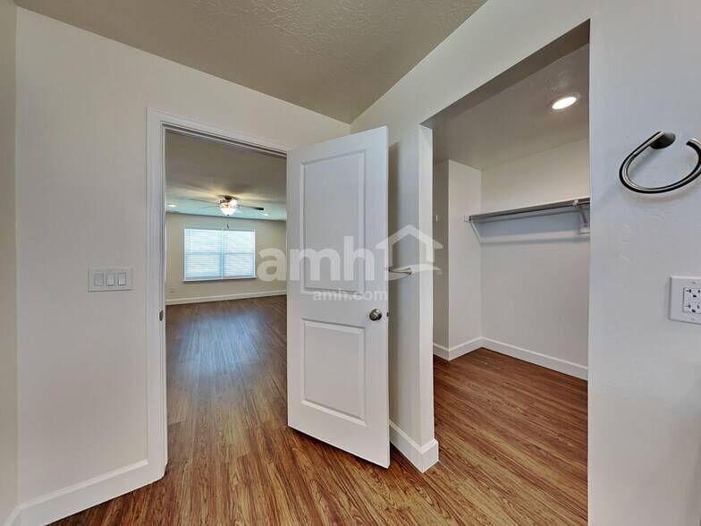 Building Photo - 2325 S Wild Horse Way