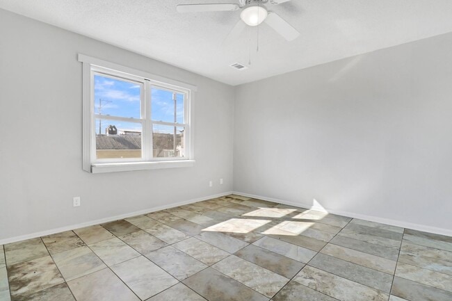 Building Photo - 4 BR, 2 BATH townhouse in downtown Charleston, SC.