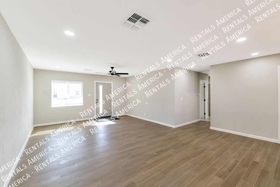 Building Photo - 4733 E 18th St