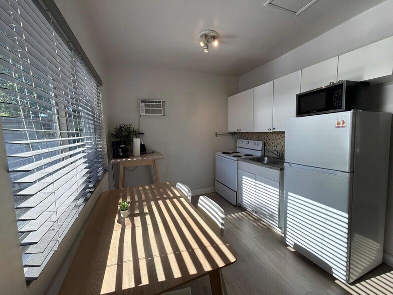 Building Photo - 6715 NE Miami Pl