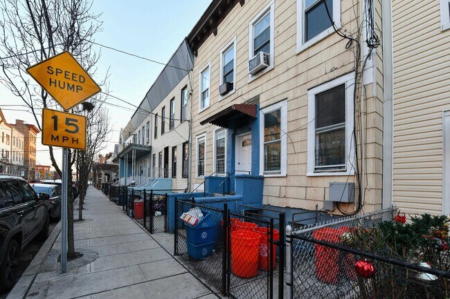 Building Photo - 531 28th St