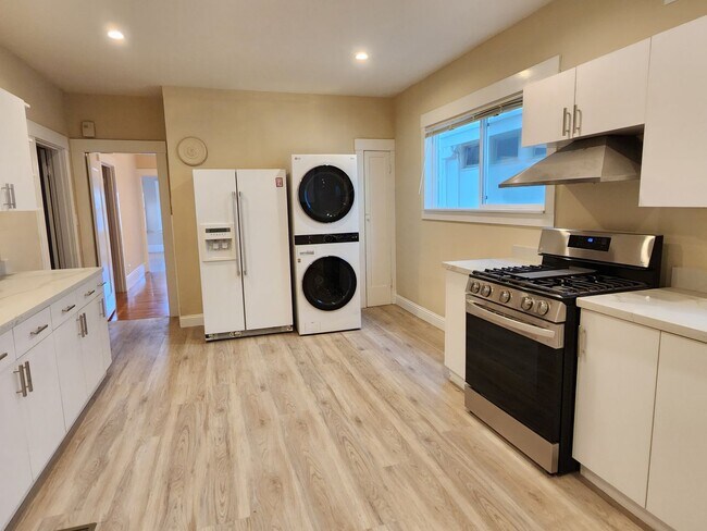 Building Photo - 41st St-343