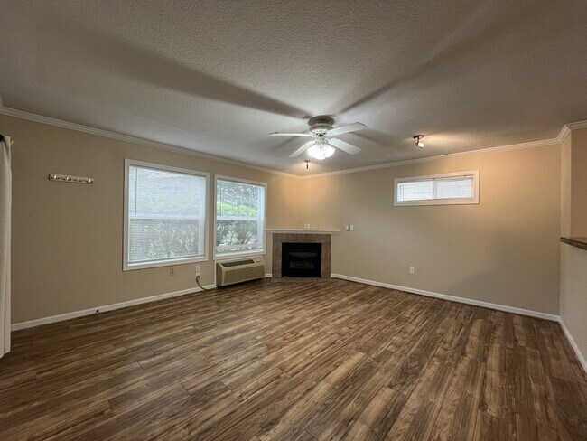 Building Photo - Spacious 904 Sq Ft Home in Bethany with Garage Parking, Washer/Dryer & Modern Kitchen Features