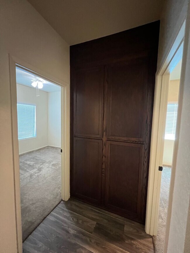 Building Photo - 4 BEDROOM HOME!