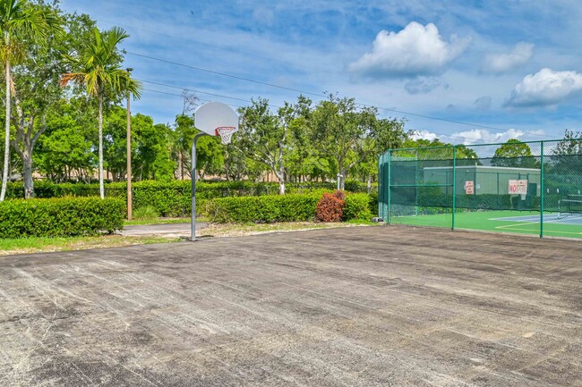 Building Photo - ** RARE 1 bed/1bath Condo in North Bonita ...