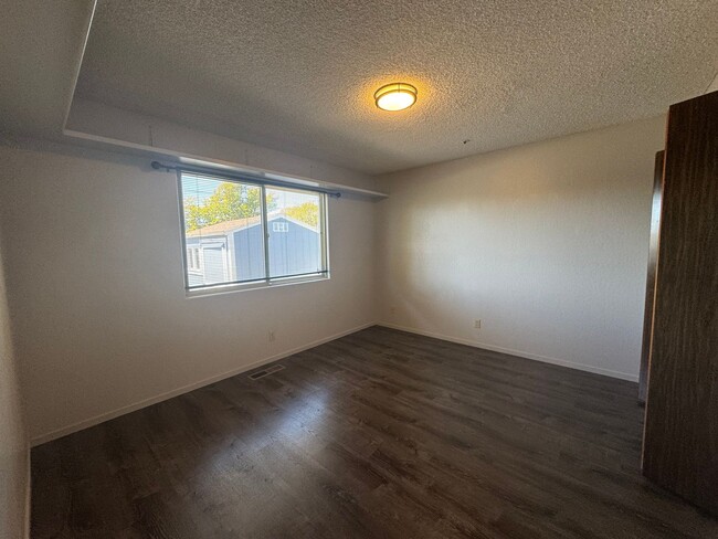 Building Photo - BRIGHT CORNER HOME WITH SPACIOUS BACKYARD ...