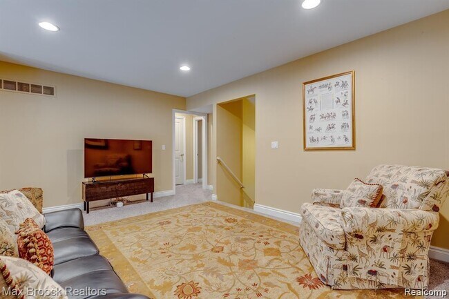 Building Photo - 1050 Oakwood Dr