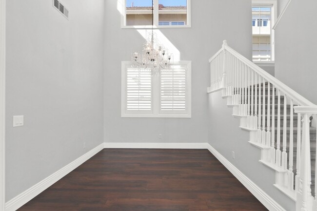 Building Photo - Spacious 3 Bedroom 3 Bath Available Now!