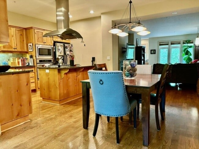 Building Photo - Beautiful Lake Oswego Newer Townhome Walki...