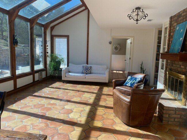 Building Photo - Gorgeous Home for Lease