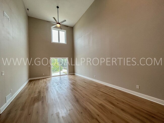 Building Photo - 4 Bedroom 2.5 Bath Townhome in Adel with attached 2-car garage.