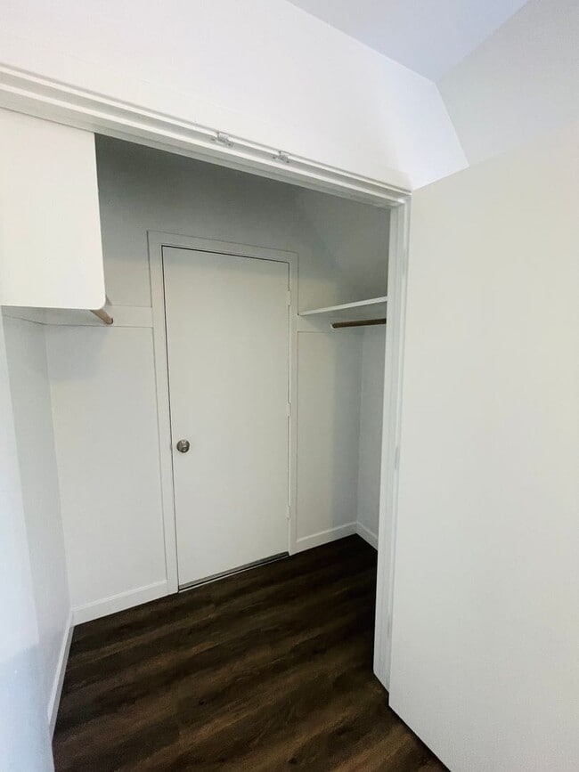 Building Photo - 2/1 rear unit in Land Park