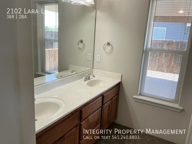 Building Photo - 2102 Lara Ln