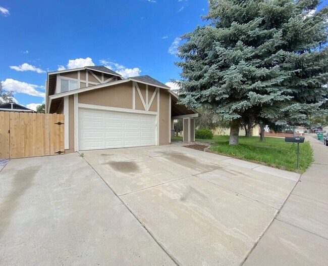 Building Photo - Modern 4 Bedroom, 3 Bath House - Near Died...
