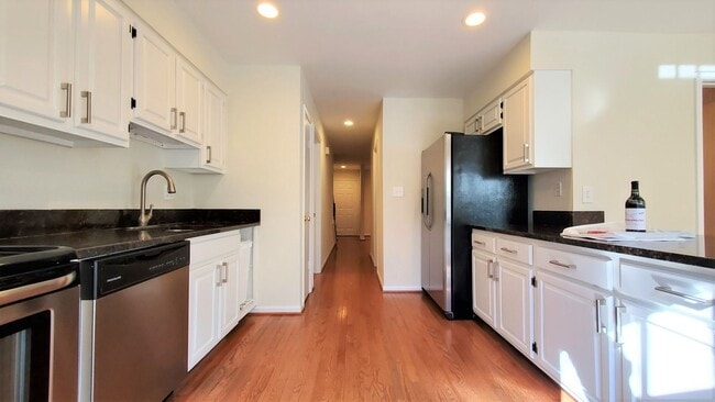 Building Photo - Fabulous 3BR/3.5BA Potomac Townhome, in In...