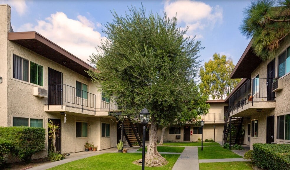 Building Photo - Los Arboles