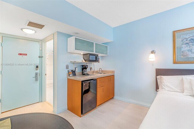 Building Photo - 17375 Collins Ave