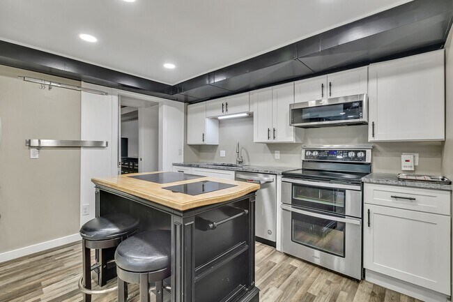 Building Photo - Rare Find: Flexible Living and Stunning Vi...