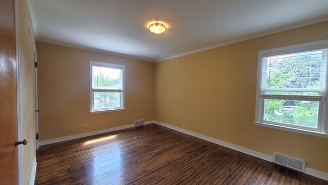 Building Photo - Charming In-Town Rental – Close to Downtow...