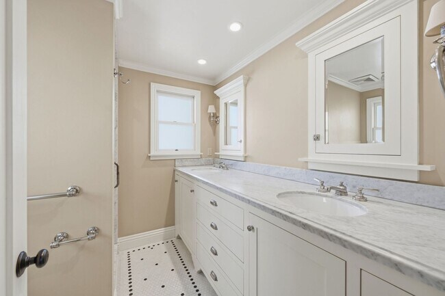 Building Photo - 1520 Miramar Dr