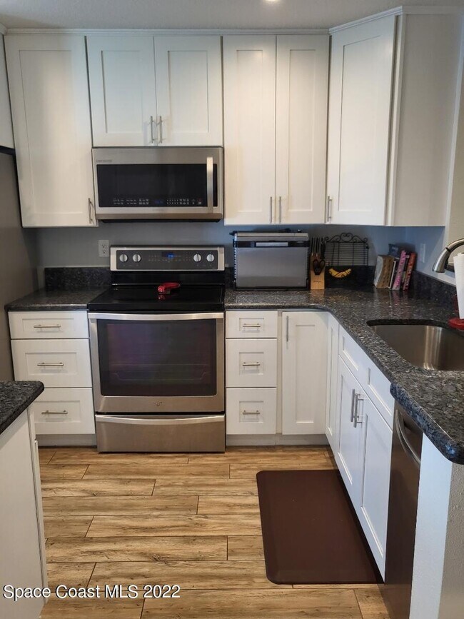 Building Photo - 335 Paradise Blvd