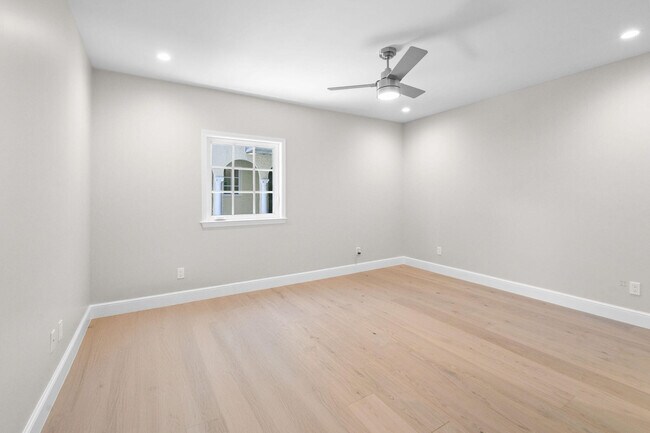 Building Photo - 212 Oleander Ave