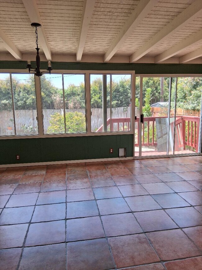 Building Photo - 491 Carnation Ave