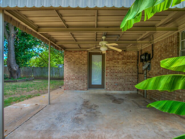 Building Photo - 1320 Frederick Dr