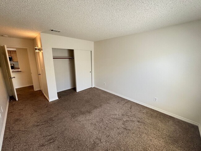 Building Photo - Beautiful 2Bed/2Bath 2nd floor condo located in the Highgate Condos gated community In Summerlin