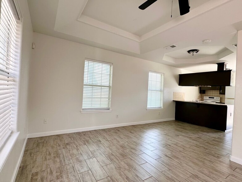 Building Photo - 2021 Villa Linda Ave