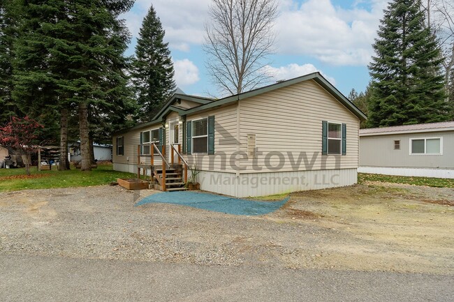 Building Photo - 3 Bedroom 2 Bathroom Home with Off-Street ...